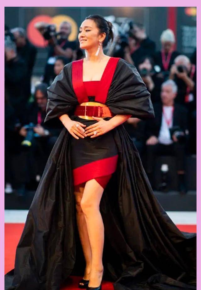 54岁巩俐身穿女皇裙亮相威尼斯红毯,体型富态再次艳压群芳