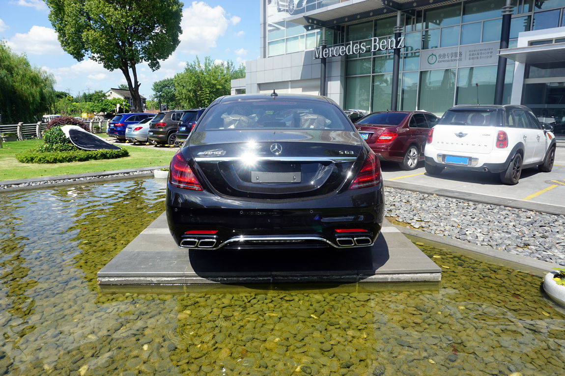 奔驰amg s63l 4matic  黑外棕内