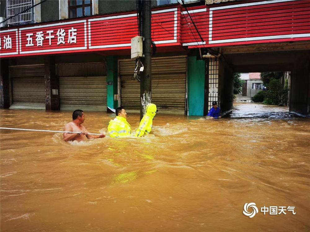 湖北多地遭遇暴雨袭城水深齐胸