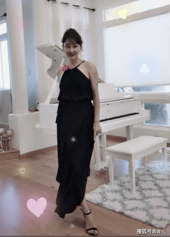 牛莉年近半百马甲线却很瞩目,阔太生活很是滋润