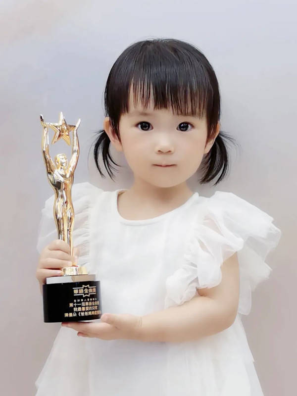 1岁半奶娃陈仪朵获华语金曲奖"我最喜爱的儿歌"奖 引关注