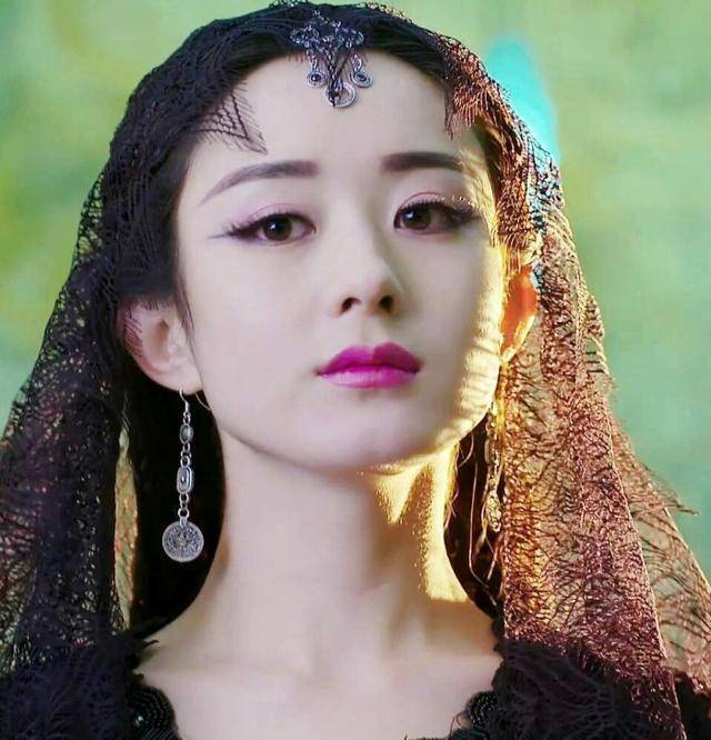 可能是玉无心的身份需要这样霸气的妆容吧,不过浓妆的颖宝也是很耐看