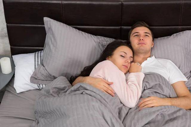 夫妻分床,分久必亡?有娃后该不该和伴侣分开睡,专家告诉你答案