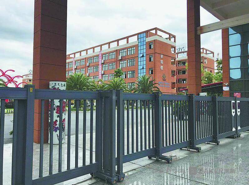 " 近日,多名家长向本报反映,位于丰城市的江西春波学校存在乱收费等一