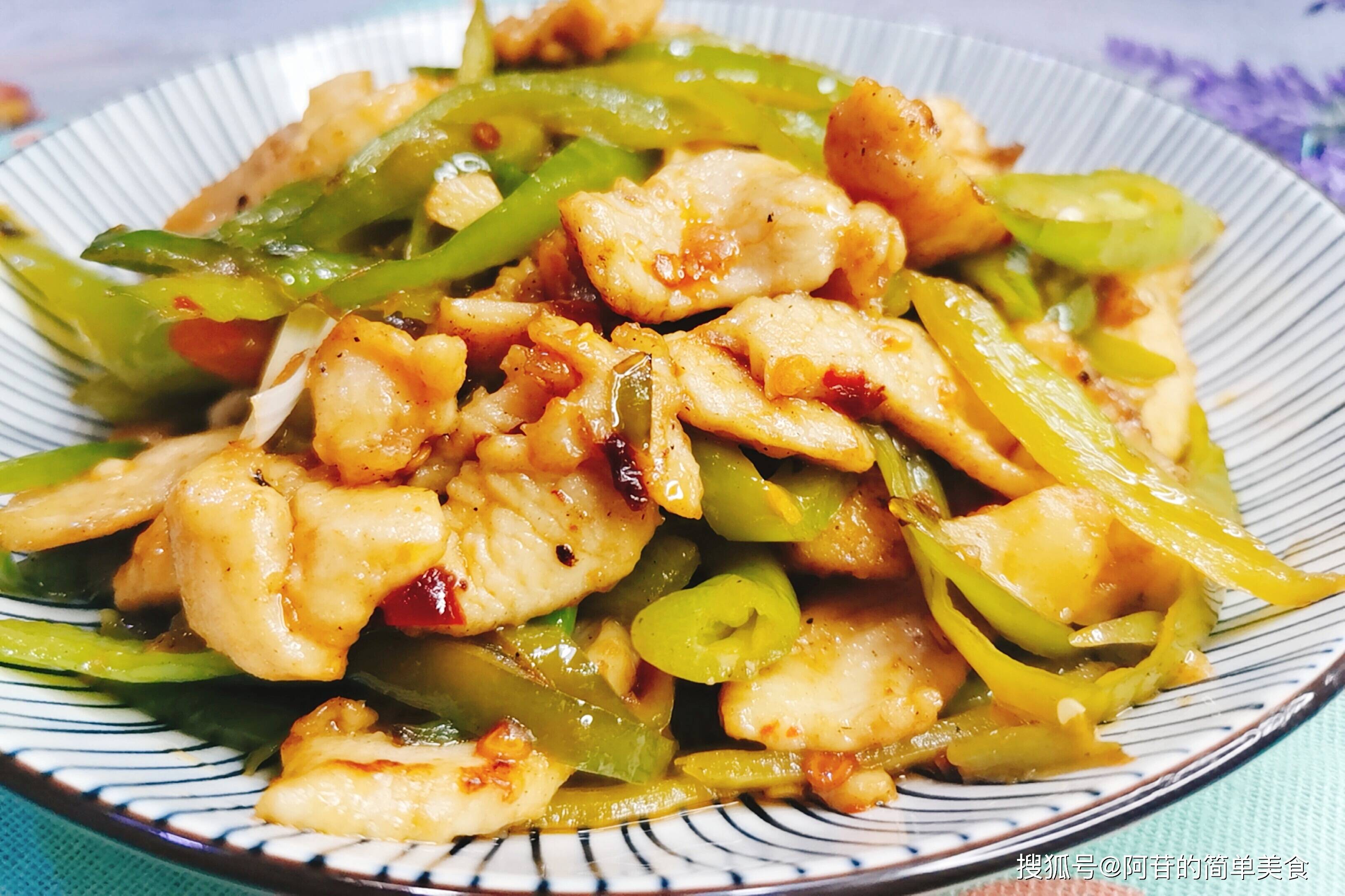 原创香辣下饭的双椒炒鸡丝,越吃越好吃,越吃越过瘾