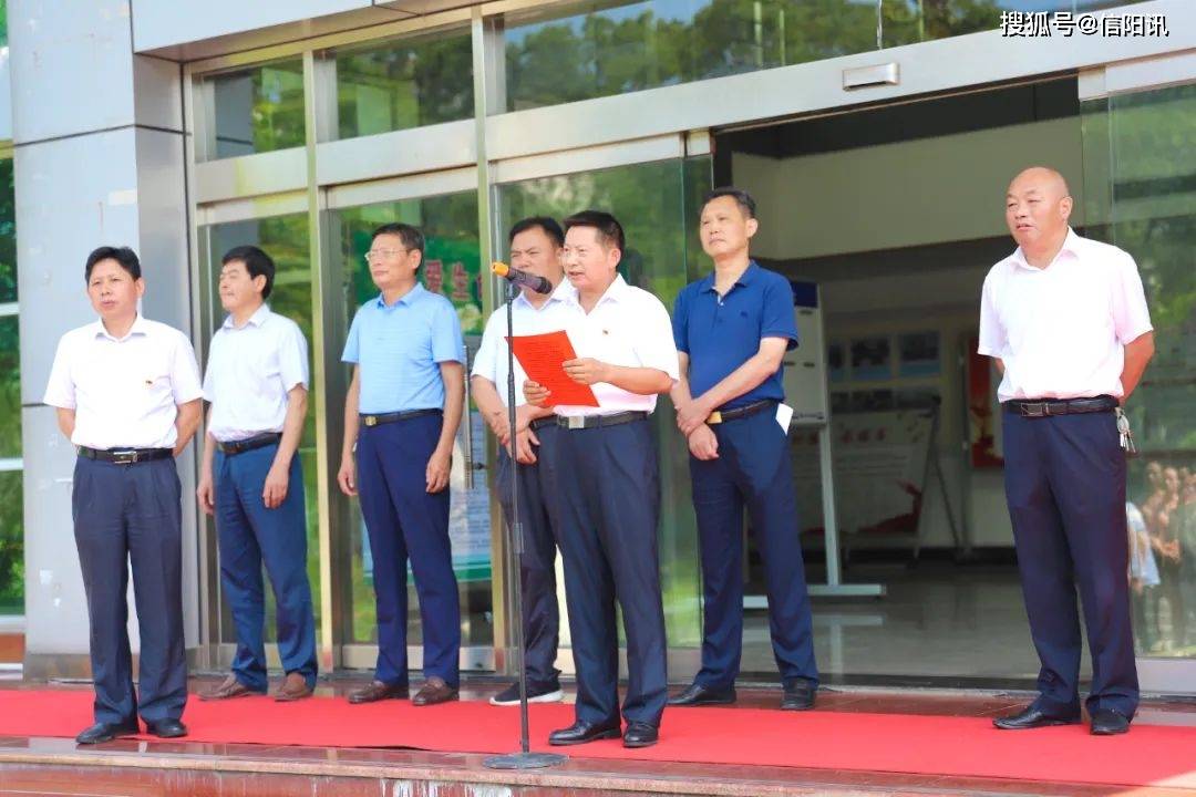 信阳市公路事业发展中心举行揭牌仪式