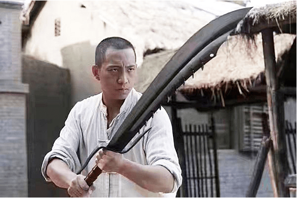 在电视里,刽子手所使用的刀或者刀客使用的刀在刀背上都有着几个铁环