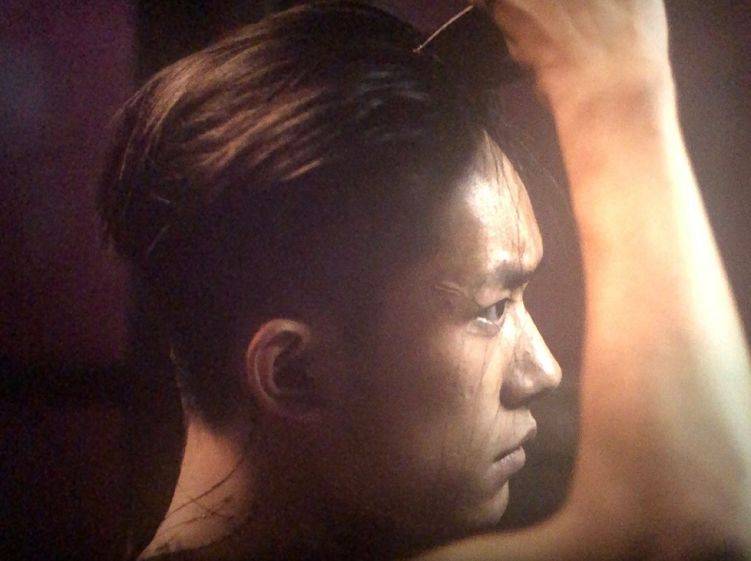 《少年的你》:最帅镜头没有之一,易烊千玺现场剃头帅到炸裂!