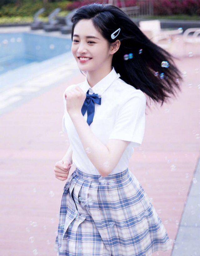 周洁琼穿jk制服好俏皮白色衬衫配格裙甜美感十足