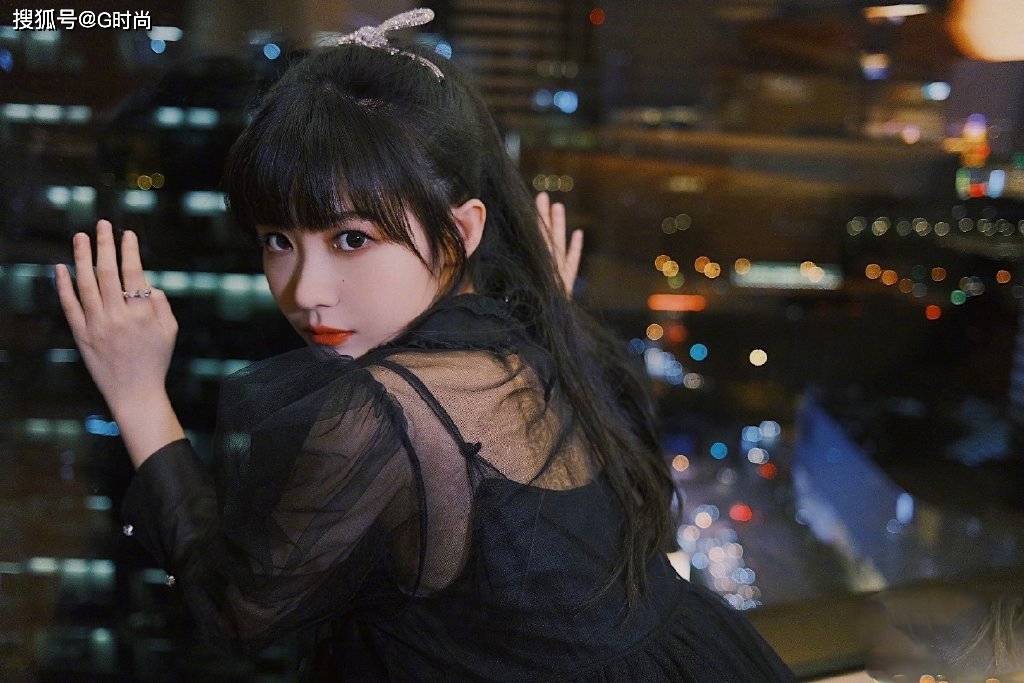 赖美云身着黑纱连衣裙自拍 就是酷酷的美少女呀-搜狐大视野-搜狐新闻