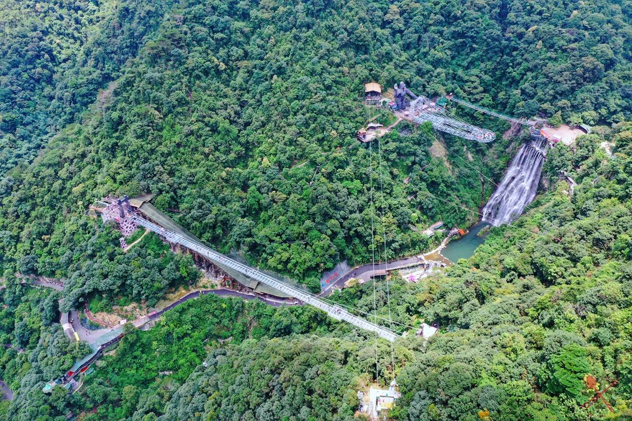 又叫玻璃大峽谷,就在古龍峽山頂上,是世界首個集懸空玻璃平臺,玻璃