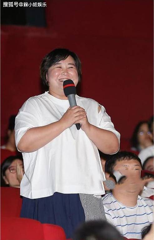 贾玲中年发福收不住穿大号t恤也难藏圆润身多层赘肉有些吓人