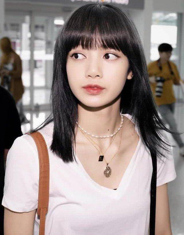 又被甜豆lisa萌到了!黑色直发造型太可爱,减龄俏皮还显脸小_刘海