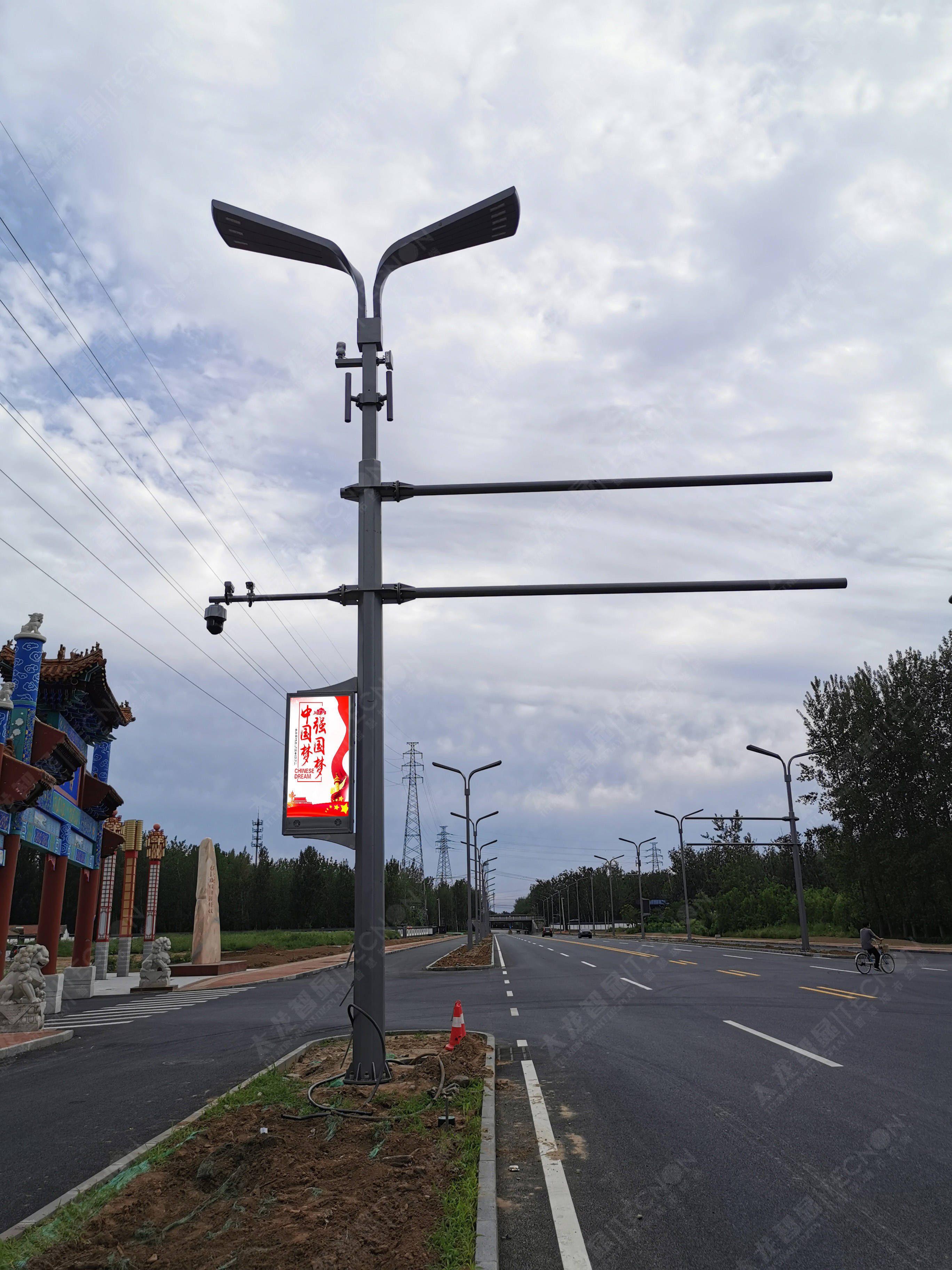 北京杨雁路LED灯杆屏点亮智慧路灯工程-搜狐大视野-搜狐新闻