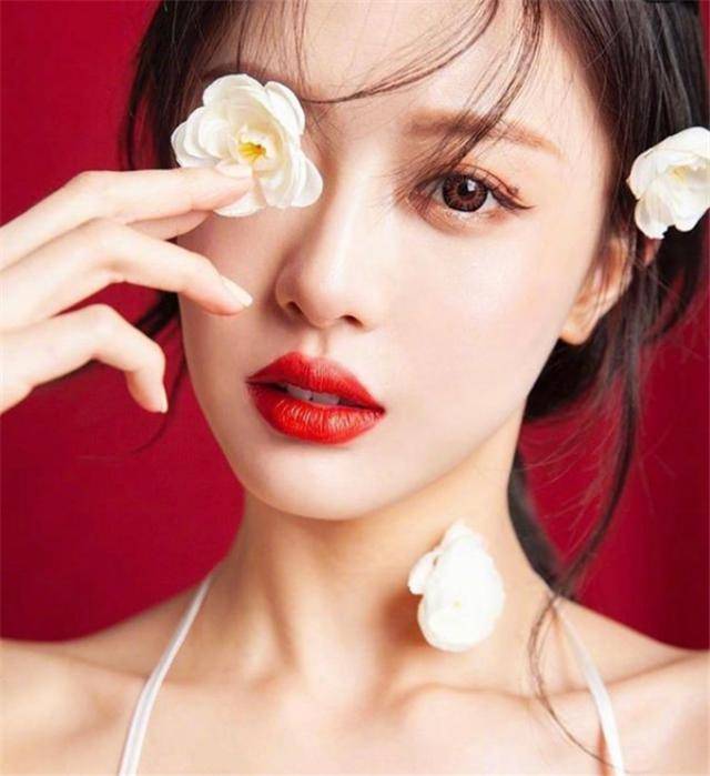 "彭小羊"在某社交账号上跟大家分享了美照,该网红