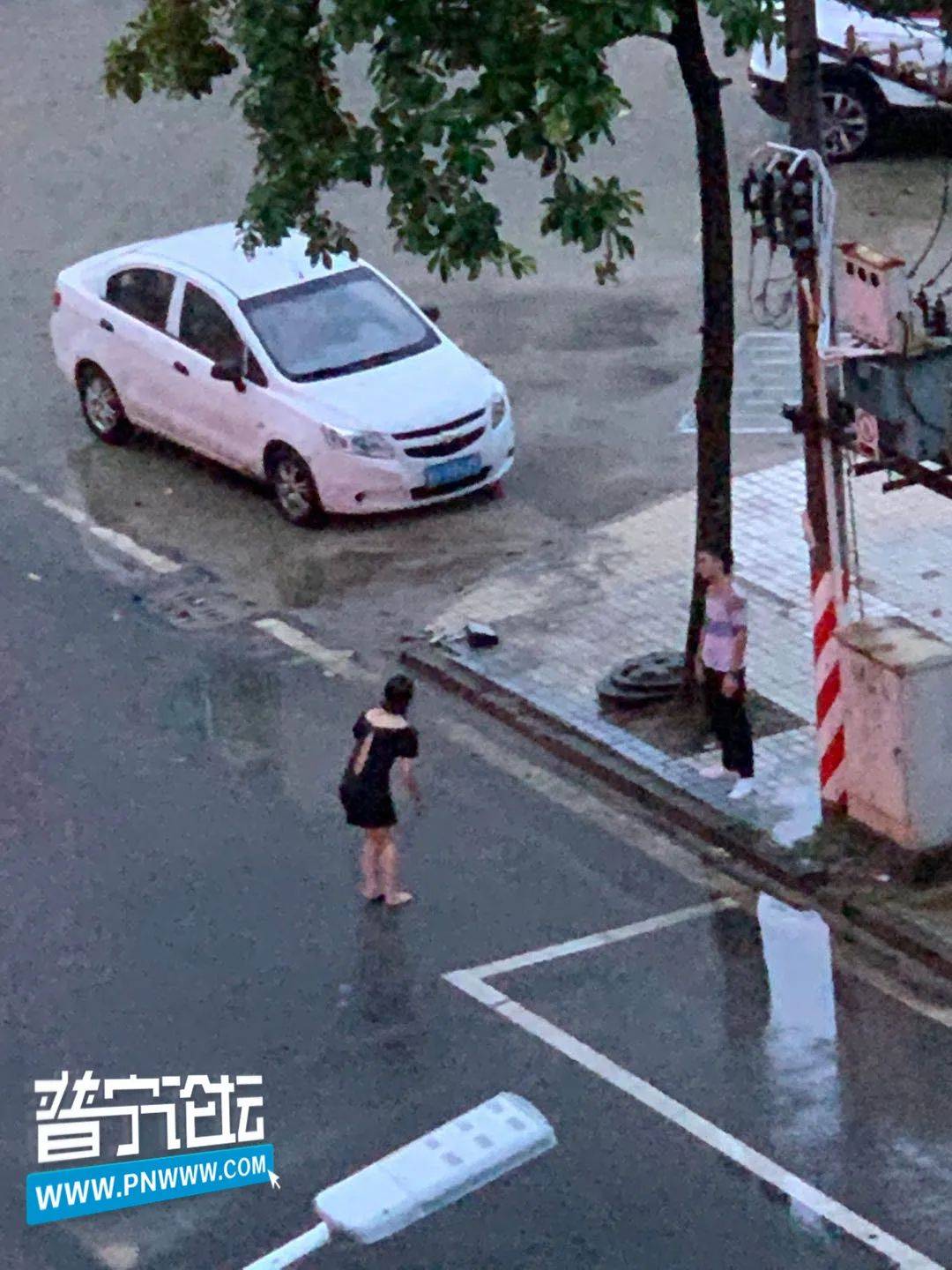 原创想无普宁一女子大街上寻死觅活让人为其捏把汗