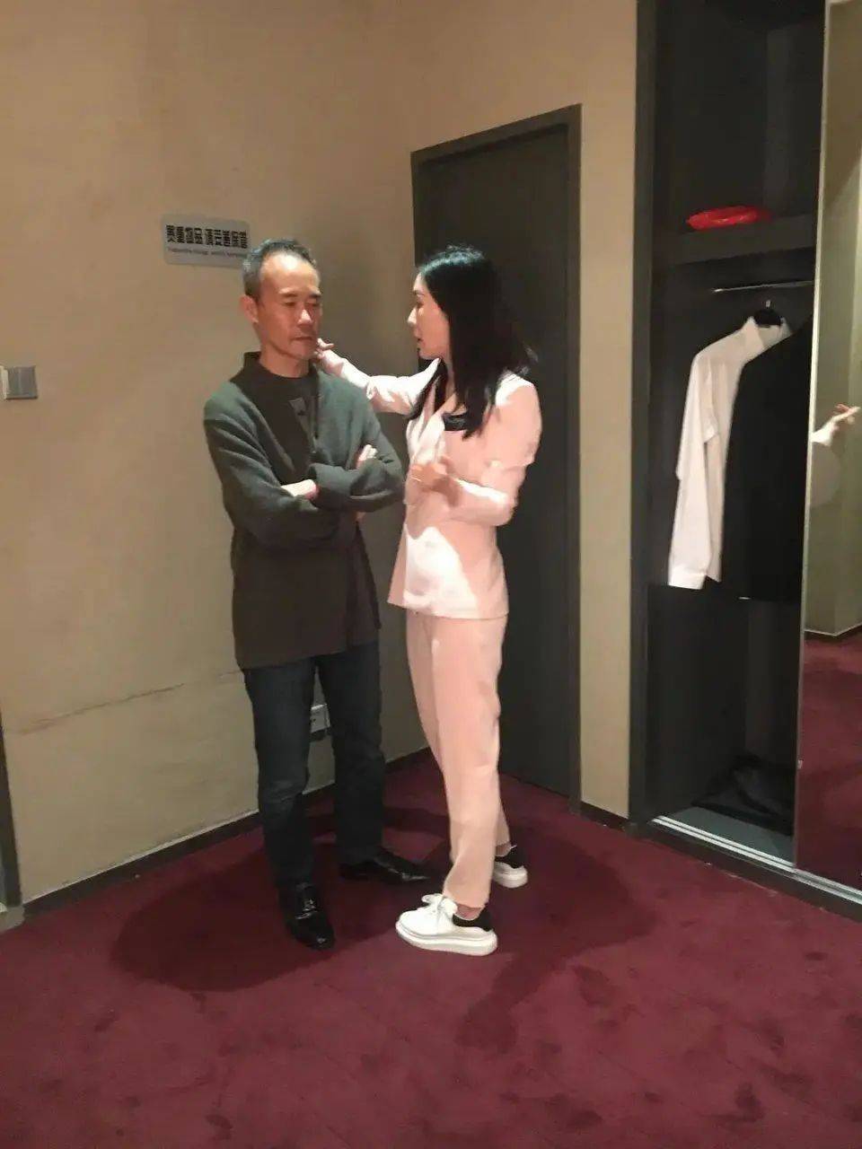 有一种爱情叫王石和田朴珺,别样黑白"情侣西装"尽显不凡品位