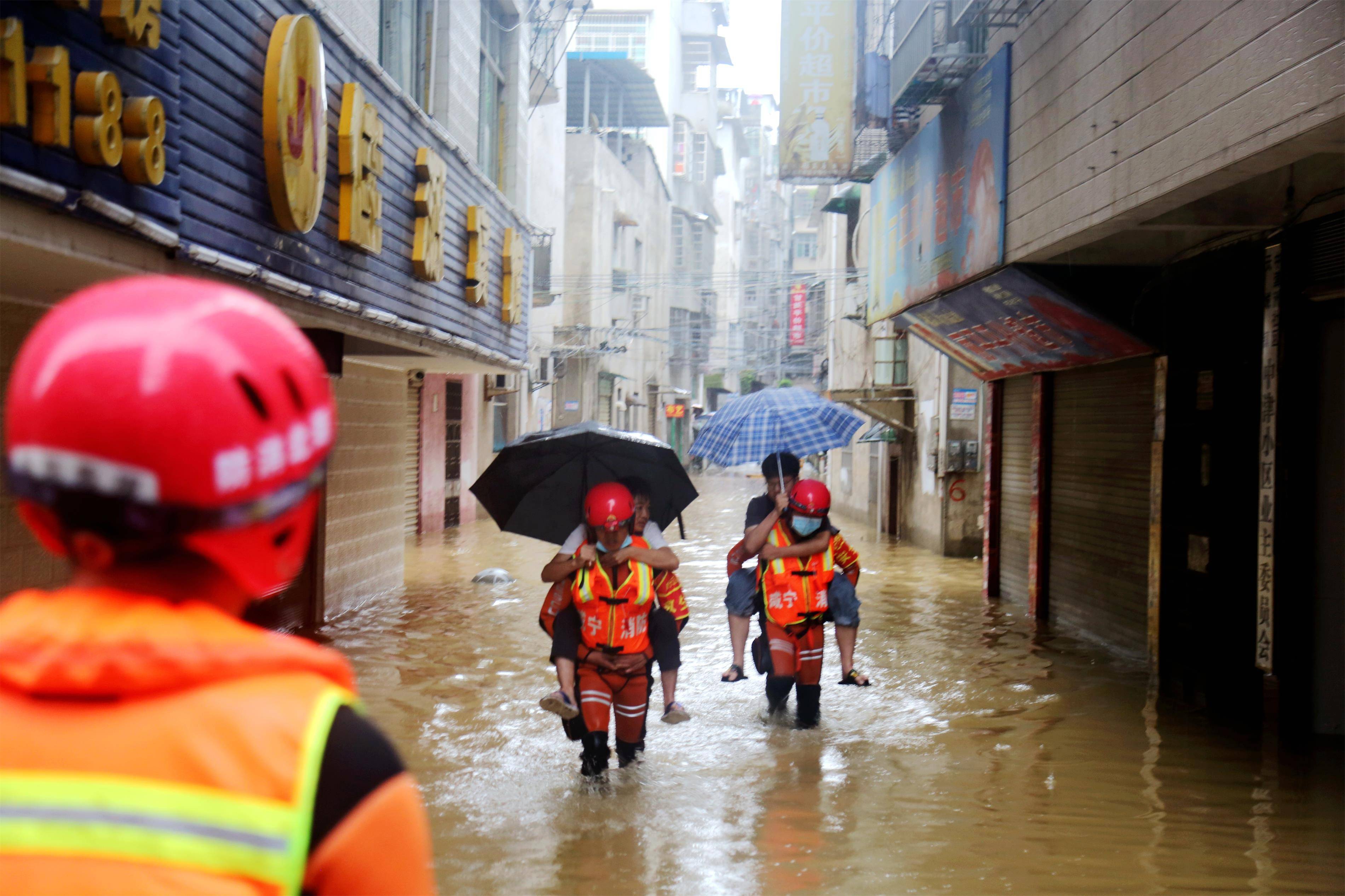 湖北咸宁:暴雨致7名考生被困 消防紧急送考