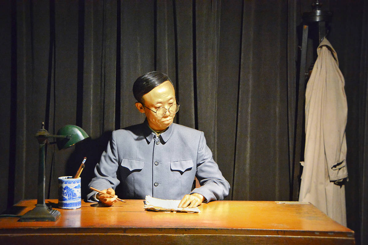 溥仪处理政务蜡像