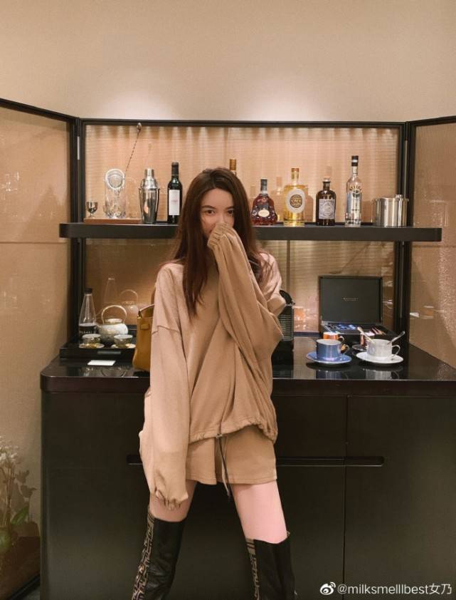 原创总裁夫人健身秀完美身材,张大奕不甘示弱,穿短裙踩长靴秀长腿!