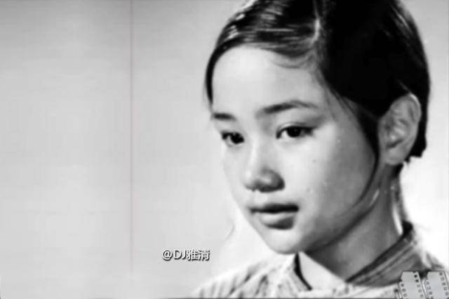 于是她顶替被众人看好的李羚,幸运地成为了《边城》中女主角的扮演者.