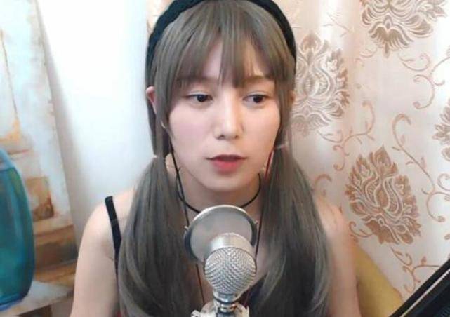 斗鱼美女主播承认,自己做过违规内容,不光彩但是很赚钱_妮酱