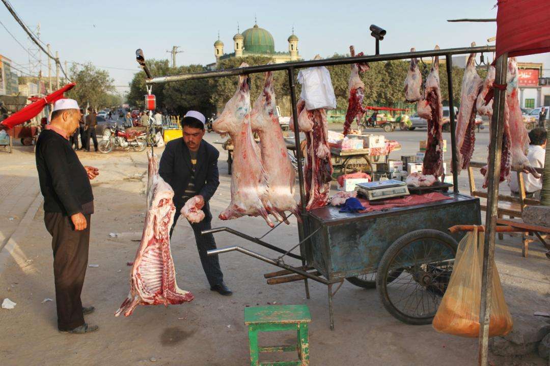 你知道为什么农村集市猪肉要摆着卖,而牛肉和羊肉却要挂着卖吗?
