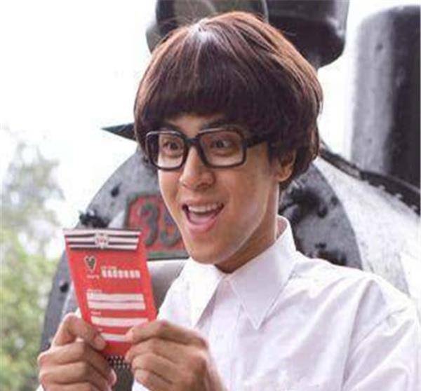 演过"傻子"的4位男星,罗志祥王宝强不算啥,看到他:红遍全世界!