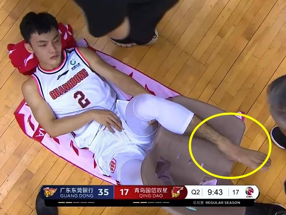 阿联后广东队又伤一人!脚踝90度扭伤