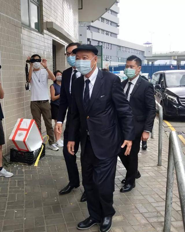 郭晶晶低调现身赌王灵堂而潘迪生妻子大波短裙加大耳环特别时尚