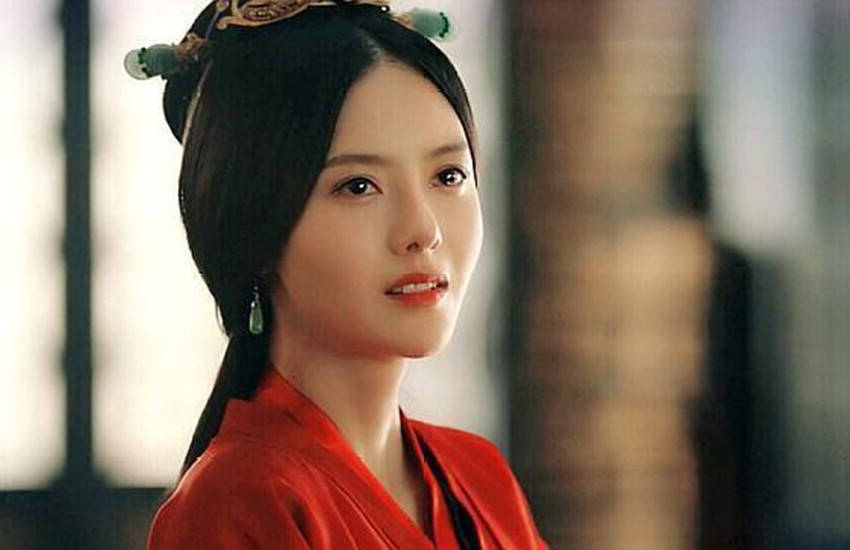 甄宓姿容绝色被曹丕赐死下葬时为何还要以发遮面用糠塞口