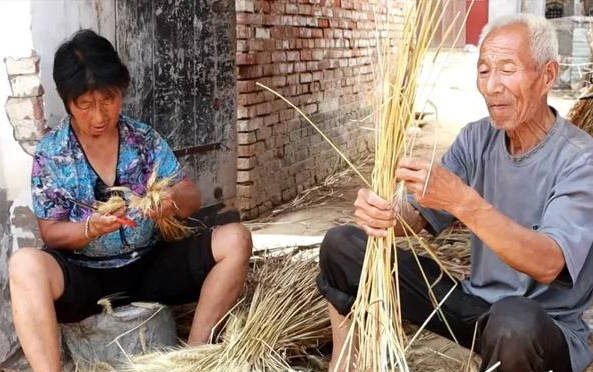 内黄:麦秸秆掐出幸福辫