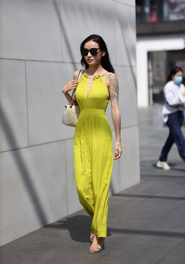 街拍美女穿着一双裸色的丝袜更加的有女人味