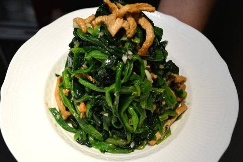 1把菠菜2个番茄,一块瘦肉做凉拌菜,简单易学,色香味全又鲜美_肉丝