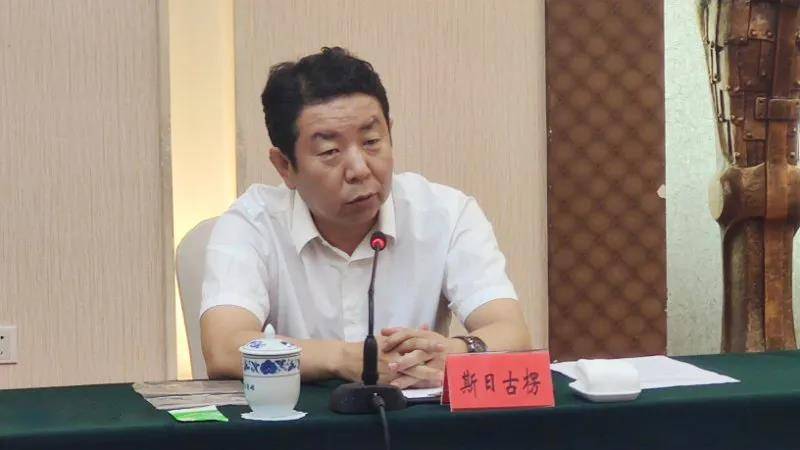 巴州党委常委,副州长斯日古楞介绍了巴州的地缘优势和特色产业.