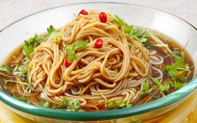 夏天酷热难耐,快来一碗脆爽冰凉的捞汁凉面吧!