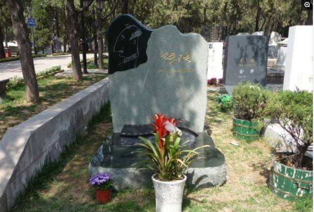 养老终极是死亡,看完马季的墓地,再看陈强的墓地,你有什么看法_陈佩斯