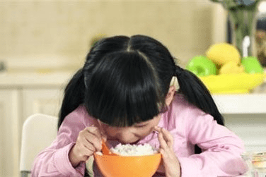 1岁宝宝能吃米饭?家长这样添加辅食更科学!