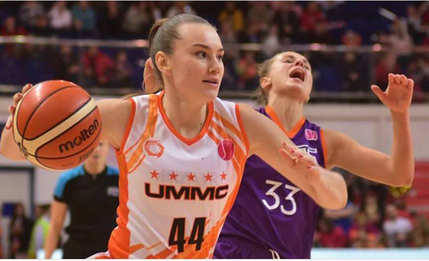 目前,她是俄罗斯一位炙手可热的篮球运动员.