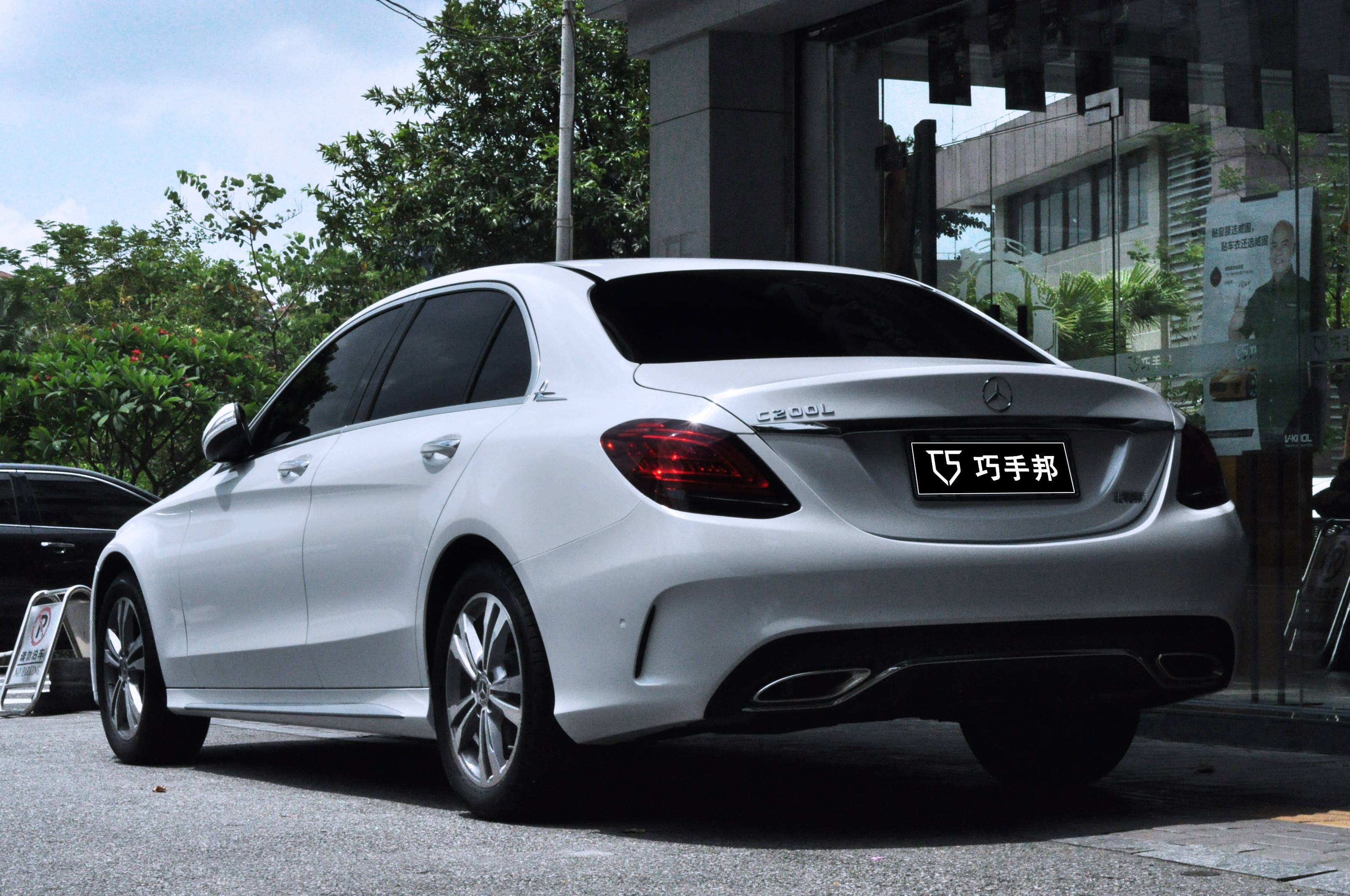 奔驰c200l装贴改色膜珠光钻石白巧手邦