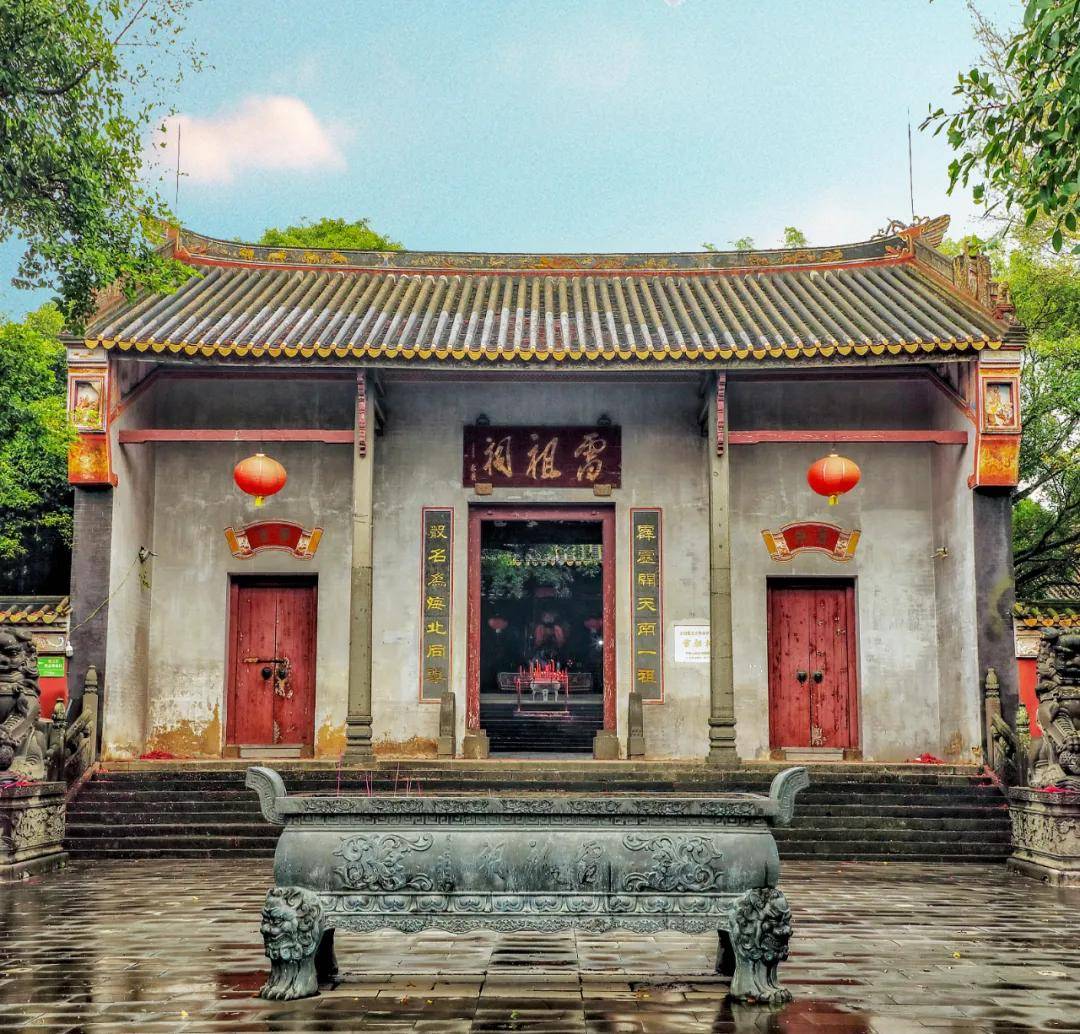 雷祖祠 公元642年为纪念唐代雷州刺史陈文玉而建.