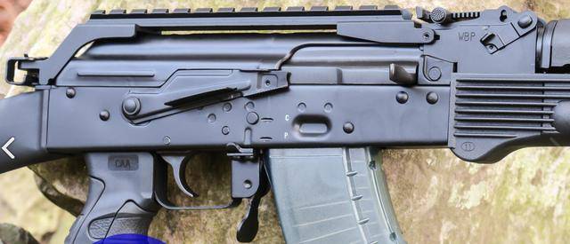 我们来看下这个铍式突击步枪,其实在这个上方的导轨下,还是可以很清晰