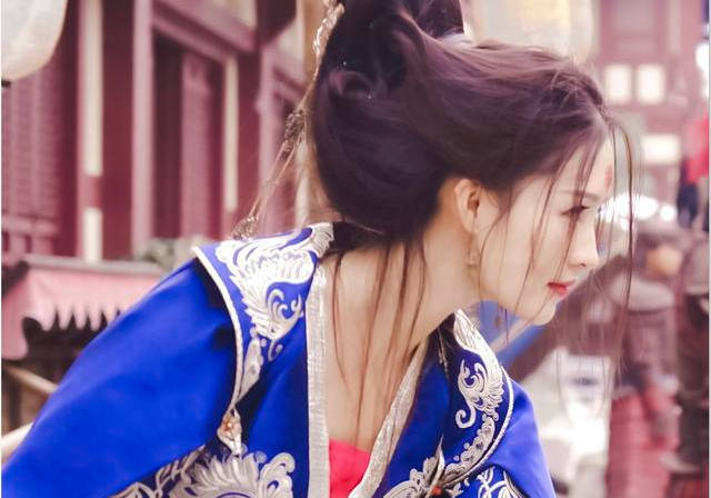 李沁丨不被现有的角色桎梏对时尚穿搭亦有自己的态度