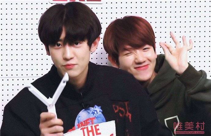 原创边伯贤朴灿烈真正关系揭露二人相比谁的人气更高一些