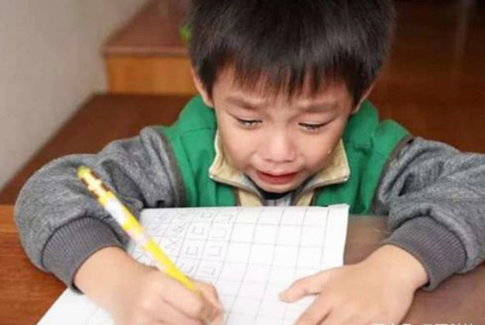 都快被橡皮擦烂了,一直到自己满意了,才肯去睡觉,自己也困得边哭边写