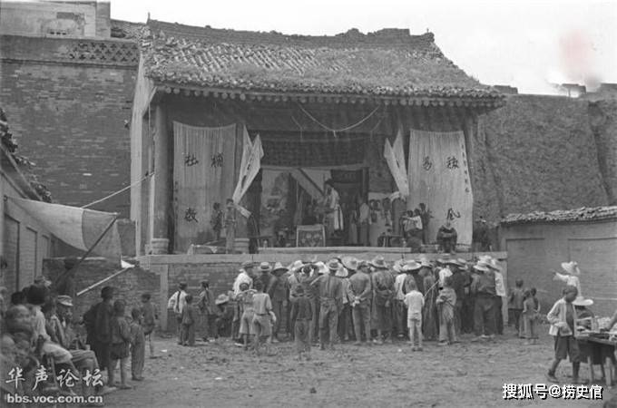 1937年的陕甘宁边区,红军和当地民众看戏