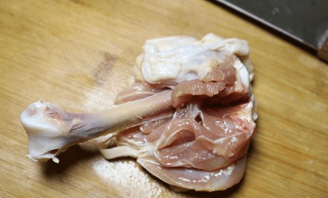 2,从鸡腿的小头部分,把鸡肉和鸡骨剥离,然后沿着骨头把鸡肉全部剥下来
