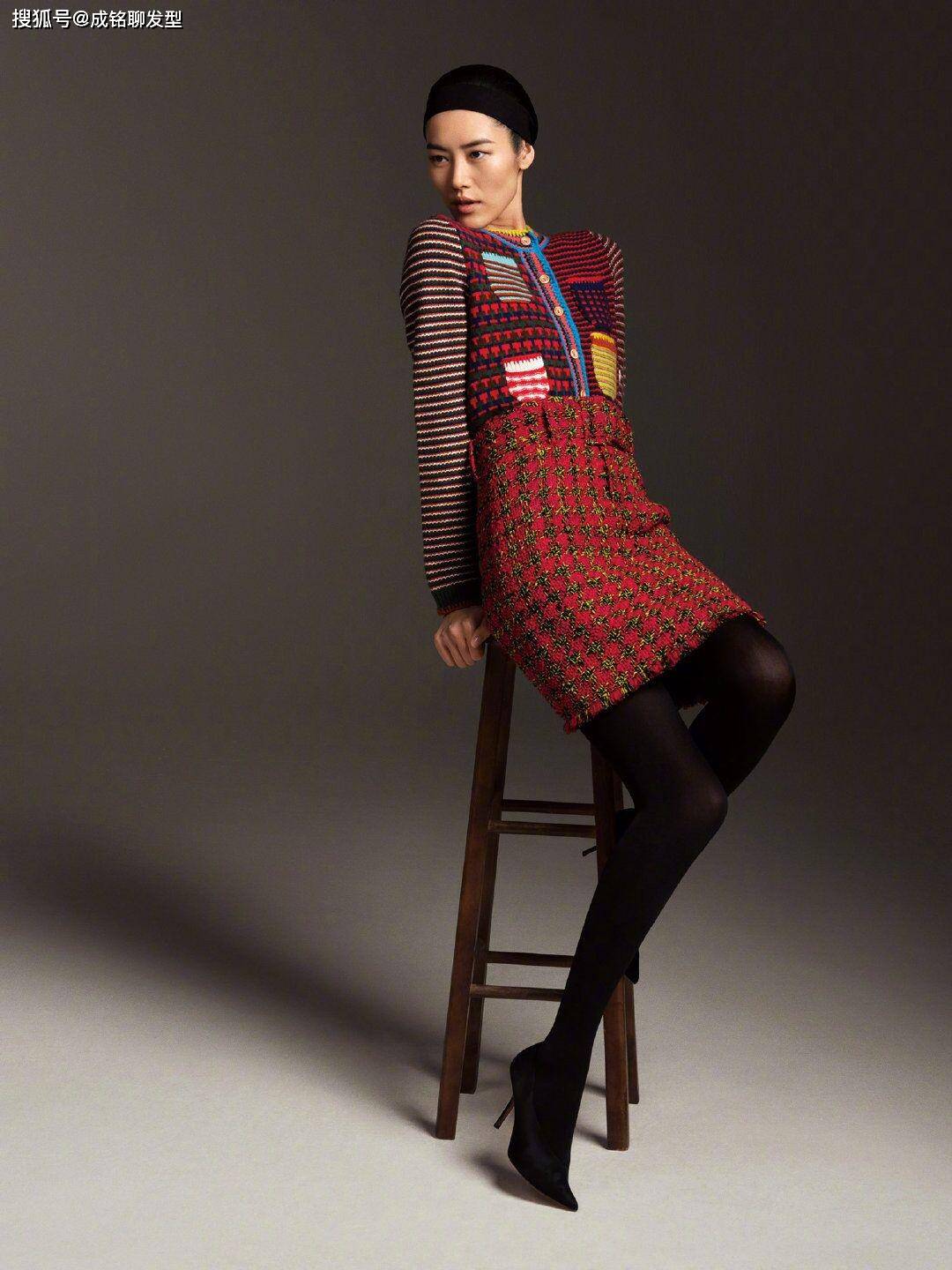 原创刘雯真够花的,经典复古格纹穿搭高级又有范儿,丝袜高跟鞋更显高