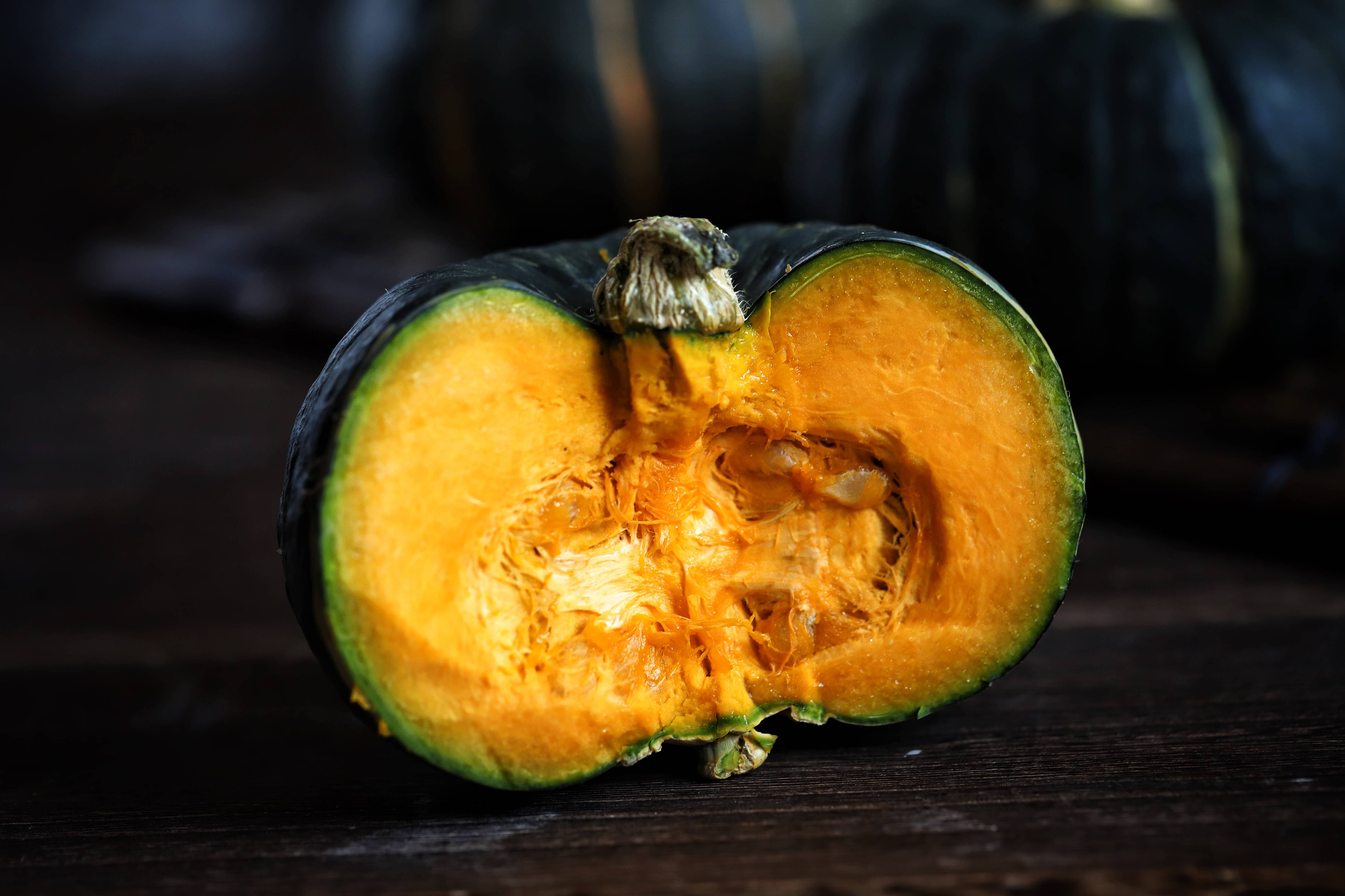 南瓜这样做,绵软香甜,好吃到连皮都能啃掉,做法超简单