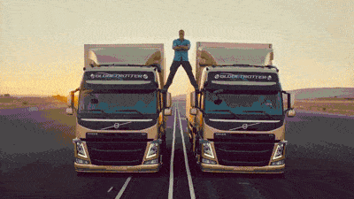 查克这个无法战胜的男子当然不会认输,他头顶11个伞兵叠罗汉组成人肉